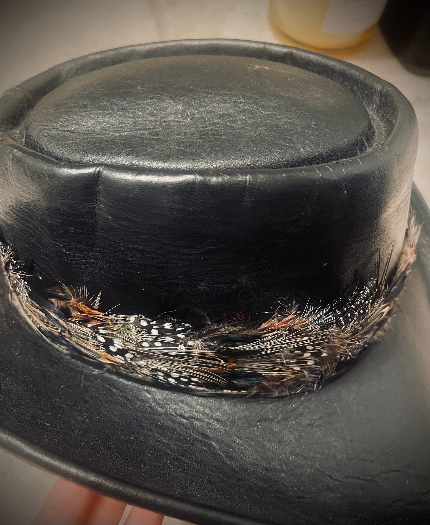 Vintage El Rodeo Piel Con Piel Black Leather Cowboy Hat with Feather Band – Size 7 1/8 (57 cm)